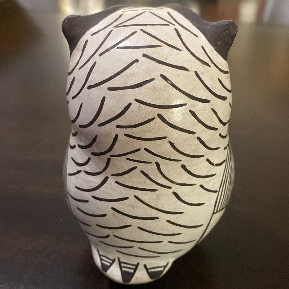 Highly collectible Acoma Pueblo New Mexico Pottery
Owl Figurine by Grace Chino - Picture 4 of 6